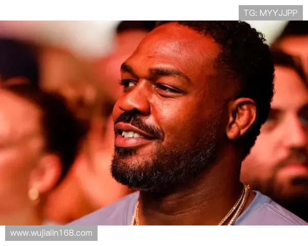 乔恩·琼斯家里冰箱贴着训练表，连喝水都按秒算